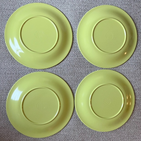 Excellent Condition! Set of 4 Heavy Duty Non-Breakable Dinner Plates - Picture 3 of 4